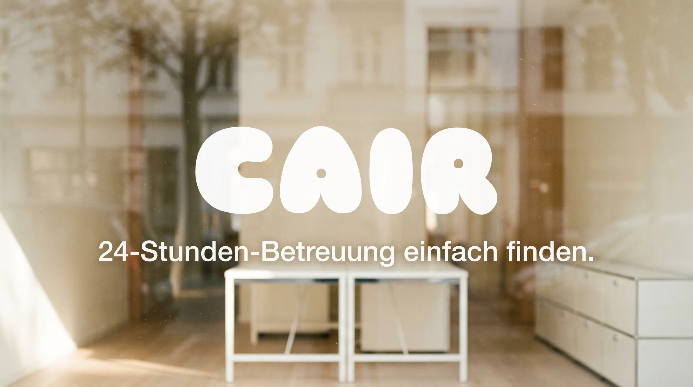 Office window with the CAIR logo and the German tagline “24-Stunden-Betreuung einfach finden.”